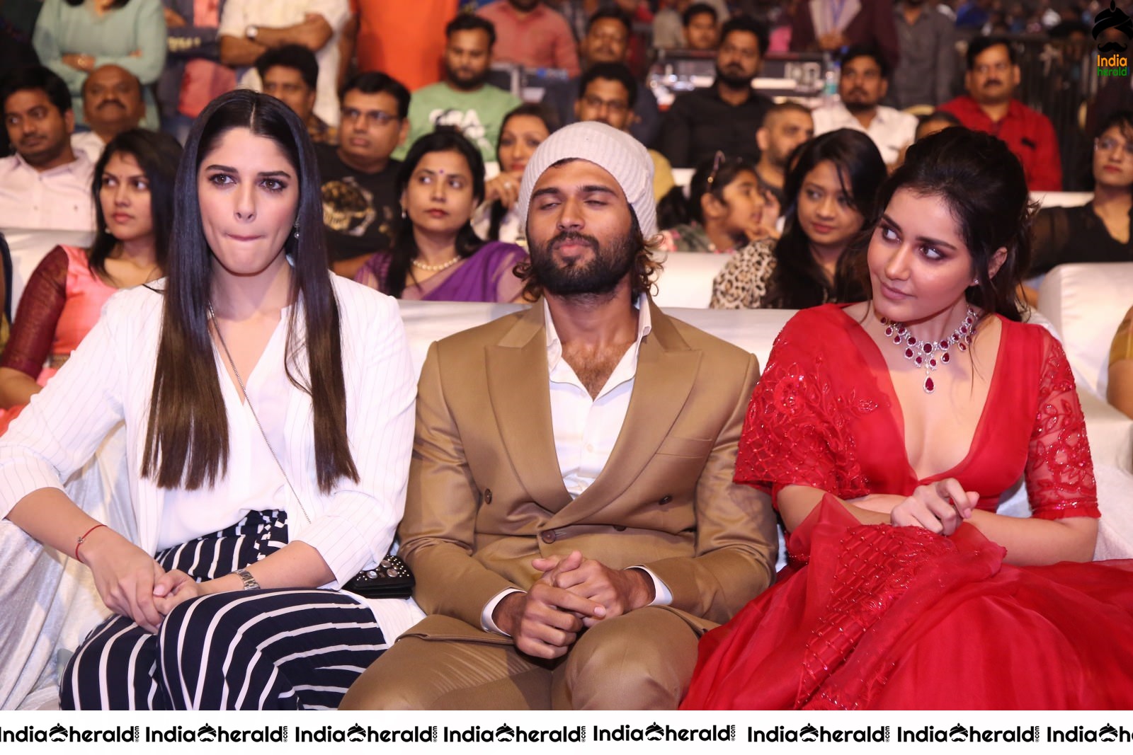 Actor Vijay Deverakonda Spotted between Izabelle and Raashi Khanna while having a Chit Chat