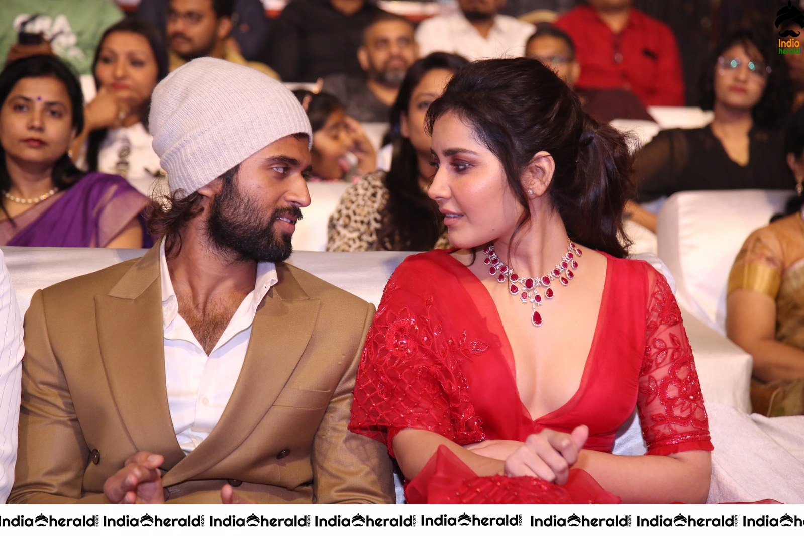 Actor Vijay Deverakonda Spotted between Izabelle and Raashi Khanna while having a Chit Chat