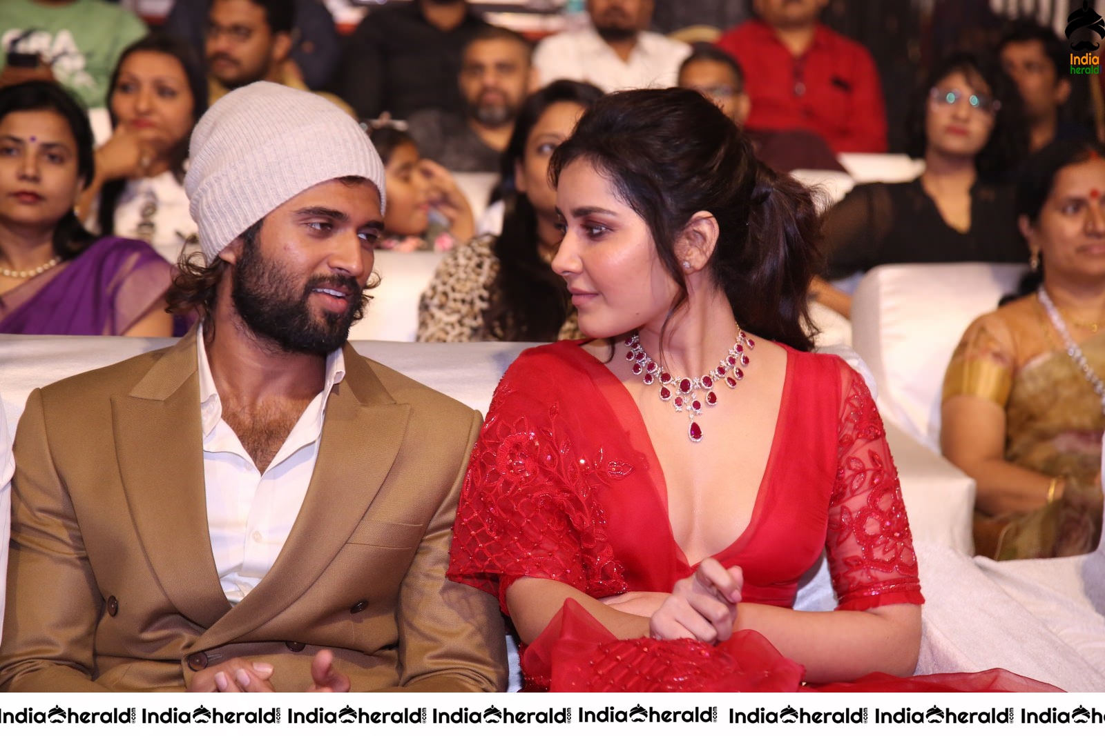 Actor Vijay Deverakonda Spotted between Izabelle and Raashi Khanna while having a Chit Chat