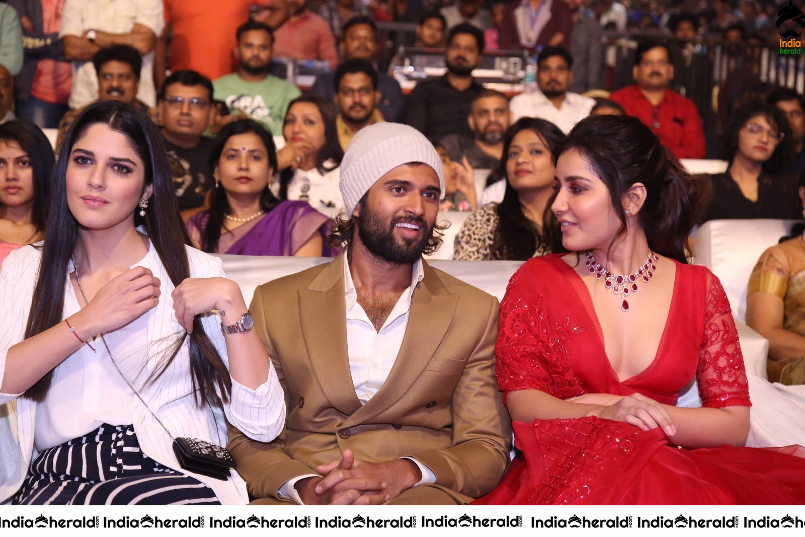 Actor Vijay Deverakonda Spotted between Izabelle and Raashi Khanna while having a Chit Chat