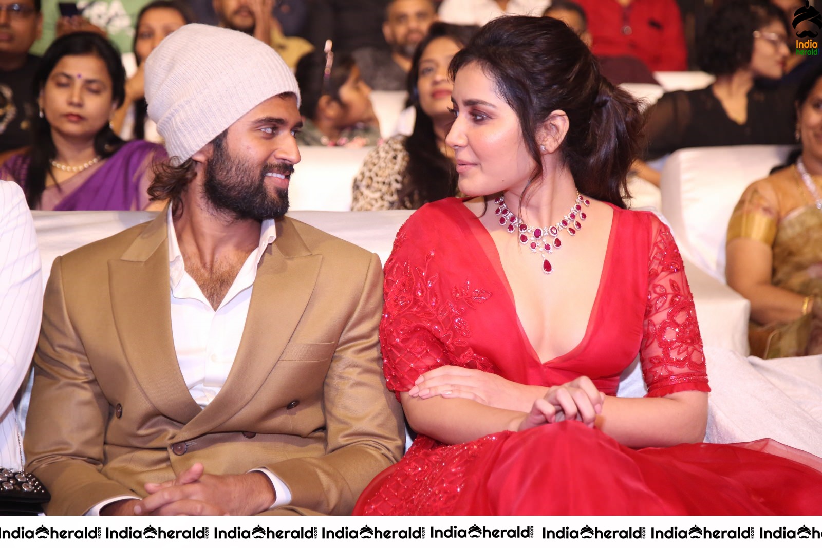 Actor Vijay Deverakonda Spotted between Izabelle and Raashi Khanna while having a Chit Chat