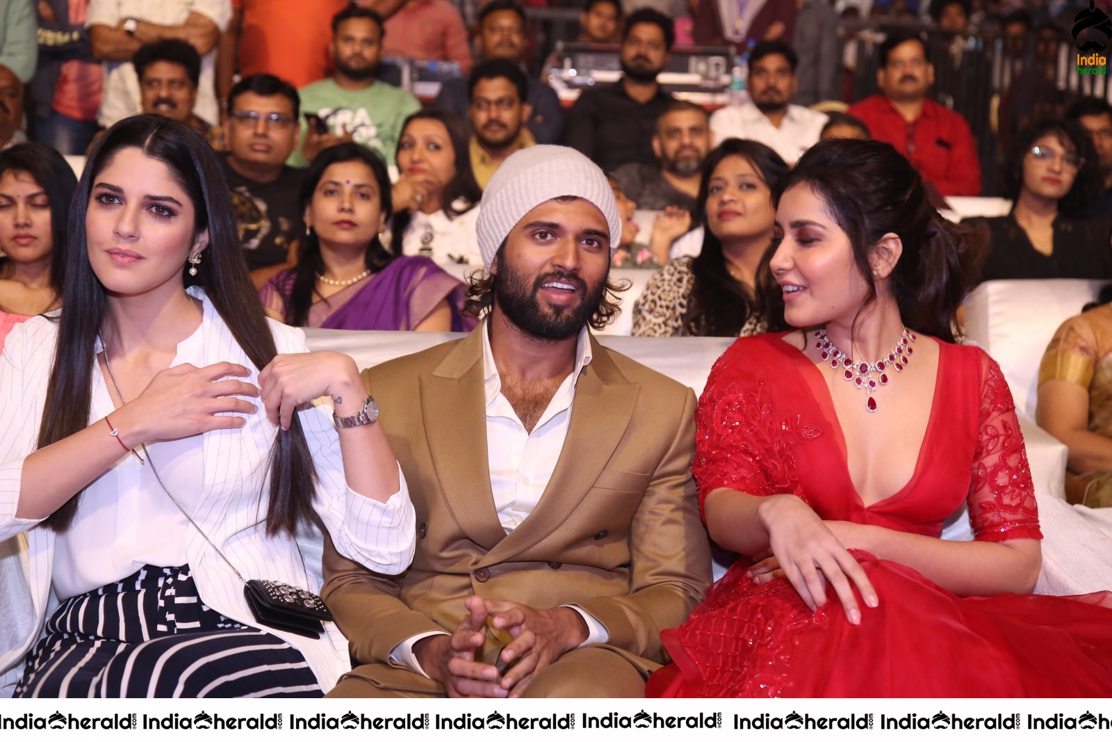 Actor Vijay Deverakonda Spotted between Izabelle and Raashi Khanna while having a Chit Chat