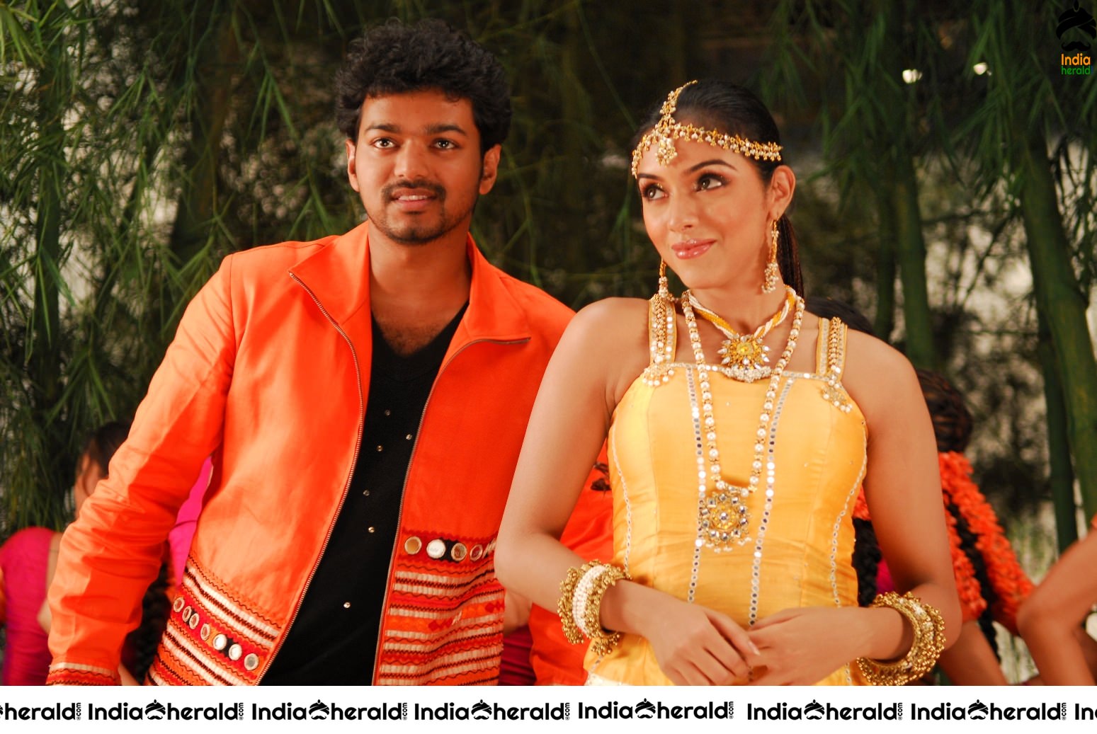 Actor Vijay Rare Photos with Asin while shooting and also On the Screen Set 1