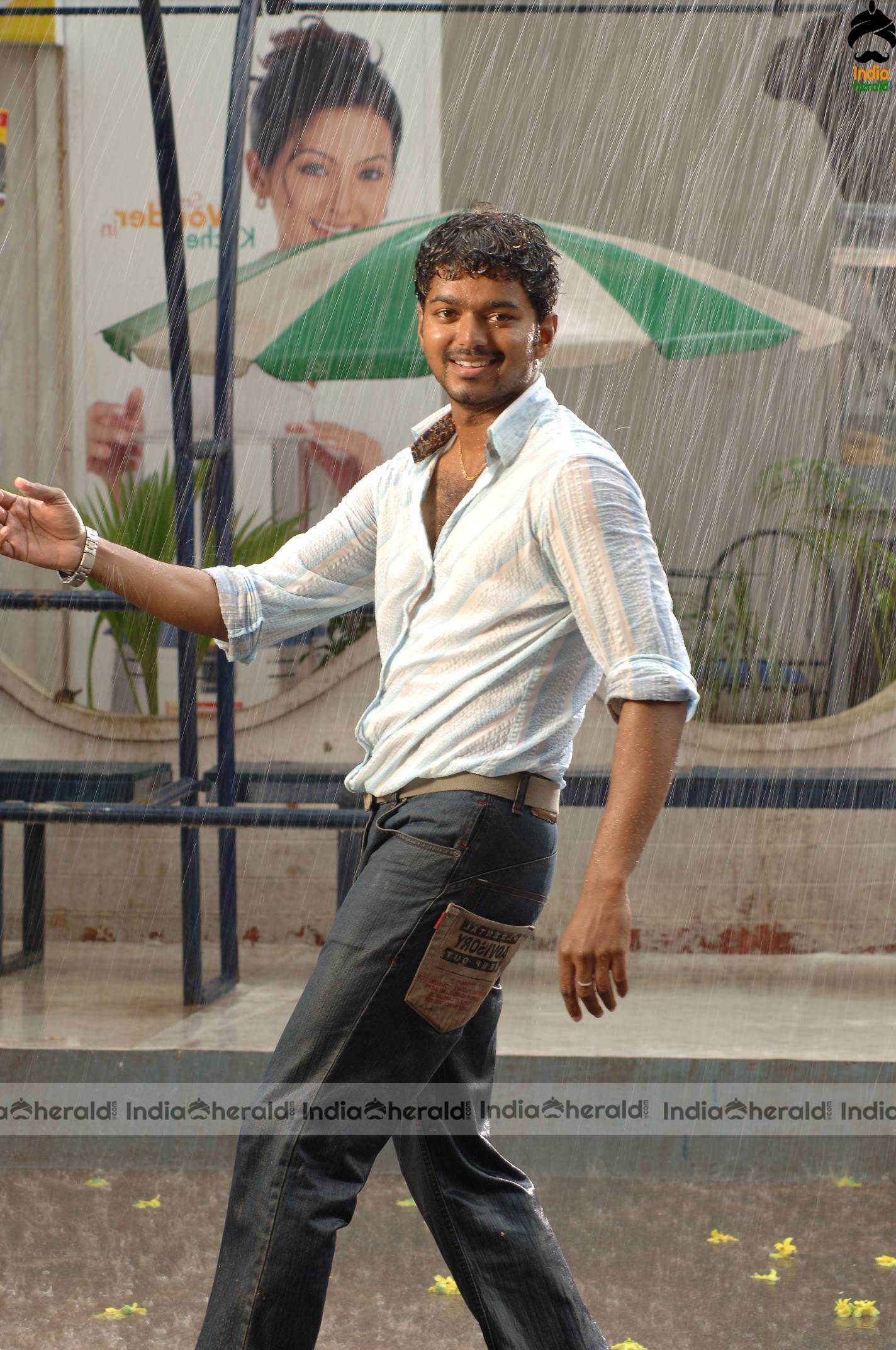 Actor Vijay Rare Photos with Hot Trisha from 2006 movie Aathi Set 2