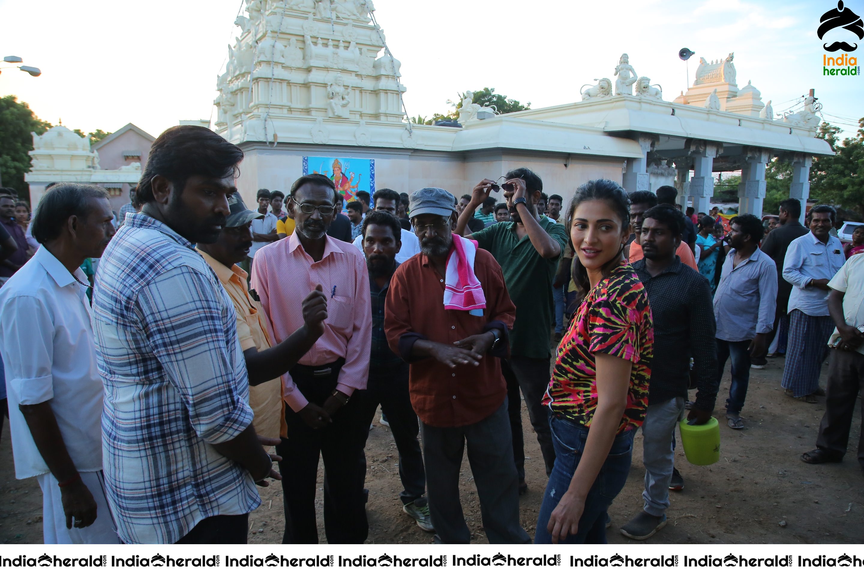 Actor Vijay Sethupathi Latest Photos with Shruti Haasan at Laabam Shooting Spot