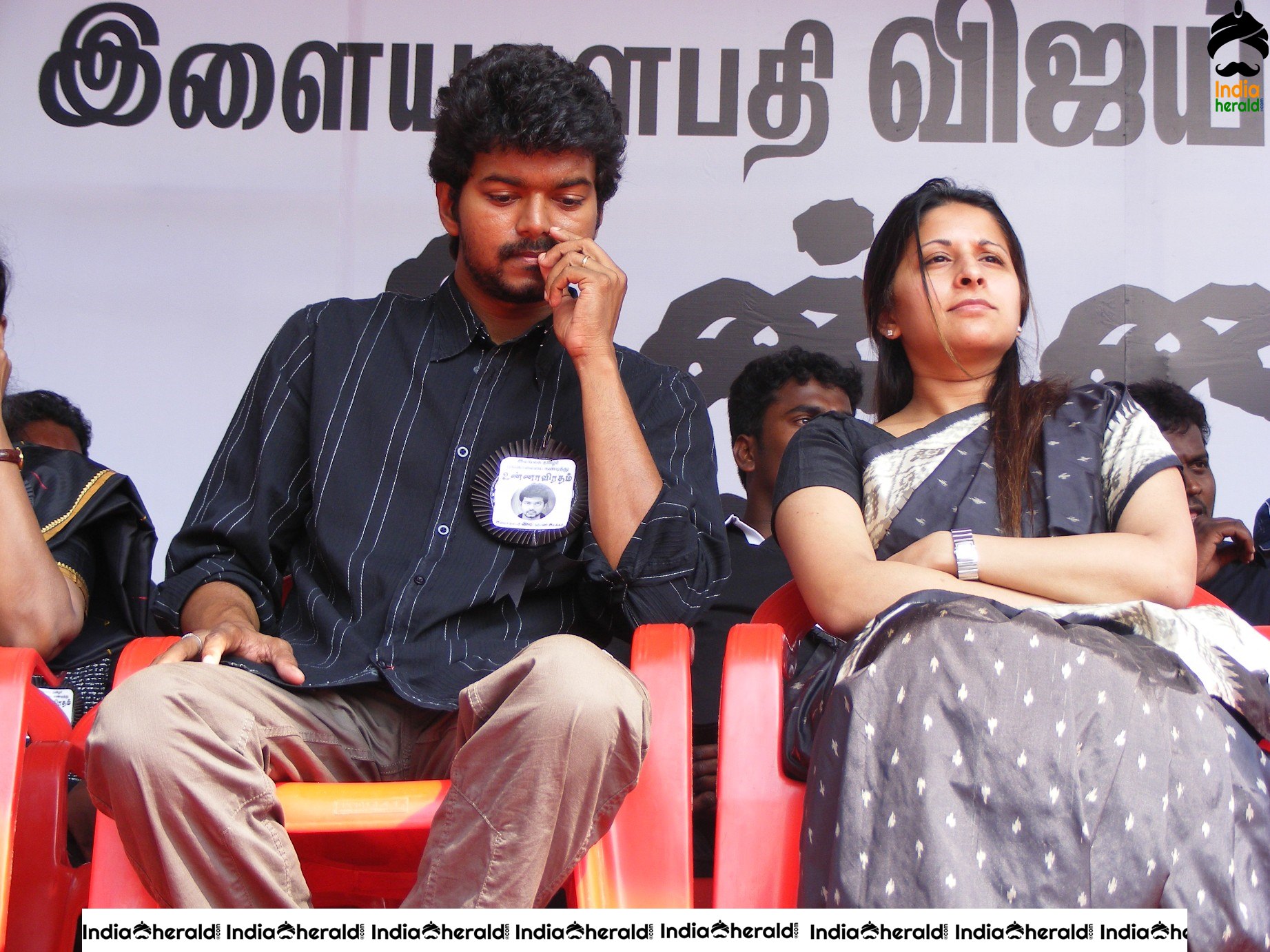 Actor Vijay with his wife while fasting for Eelam Tamils Set 2