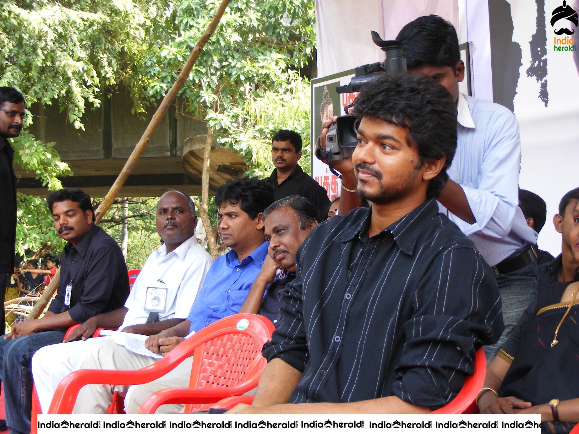 Actor Vijay with his wife while fasting for Eelam Tamils Set 2