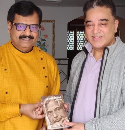 Actor Vivek gifts Dr Abdul Kalam Agni Siragugal Book to Kamal Haasan