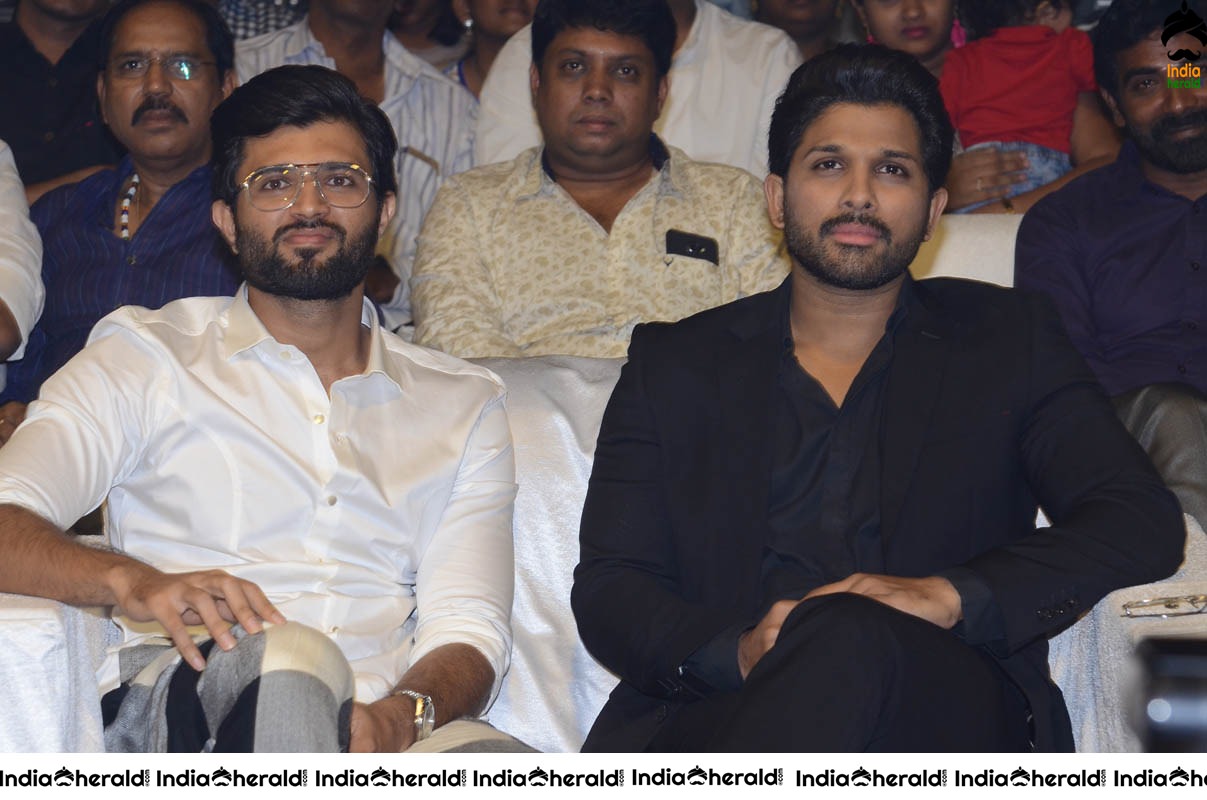 Actors Allu Arjun and Vijay Deverakonda were spotted together Set 1