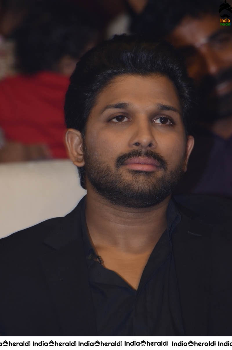 Actors Allu Arjun and Vijay Deverakonda were spotted together Set 1