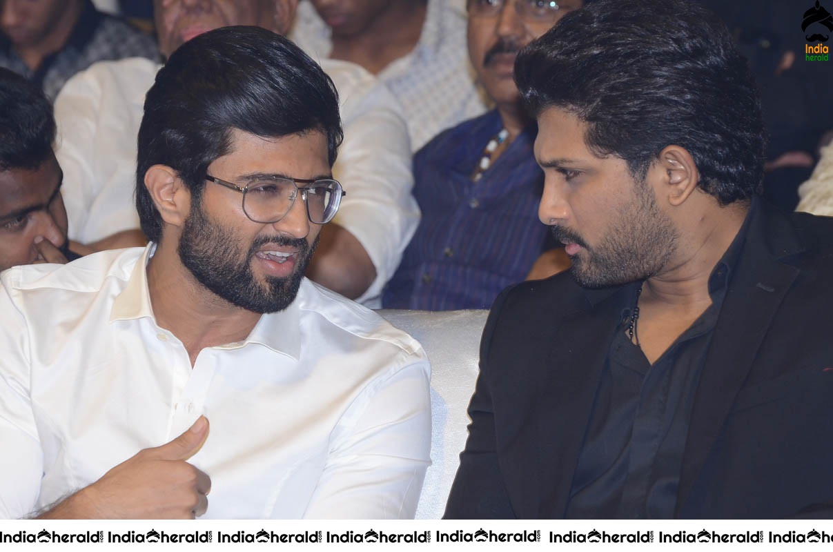 Actors Allu Arjun and Vijay Deverakonda were spotted together Set 1