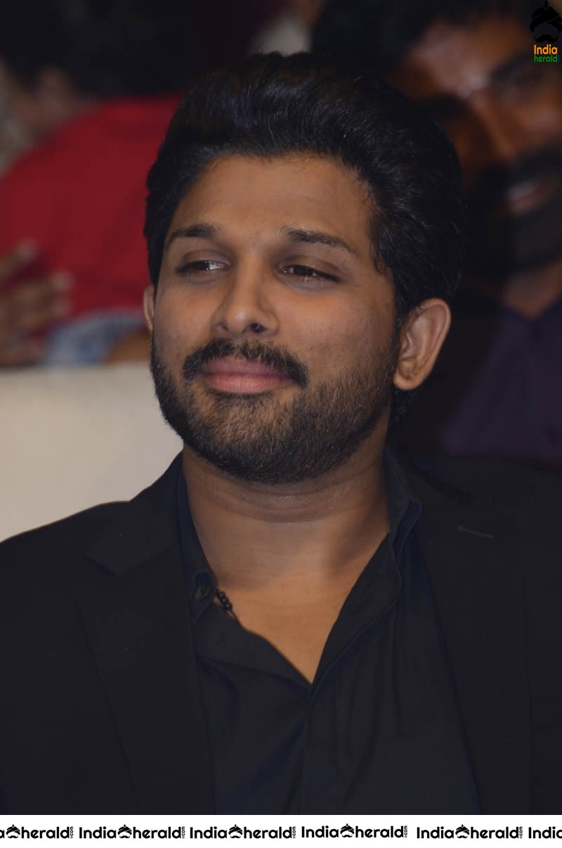 Actors Allu Arjun and Vijay Deverakonda were spotted together Set 1