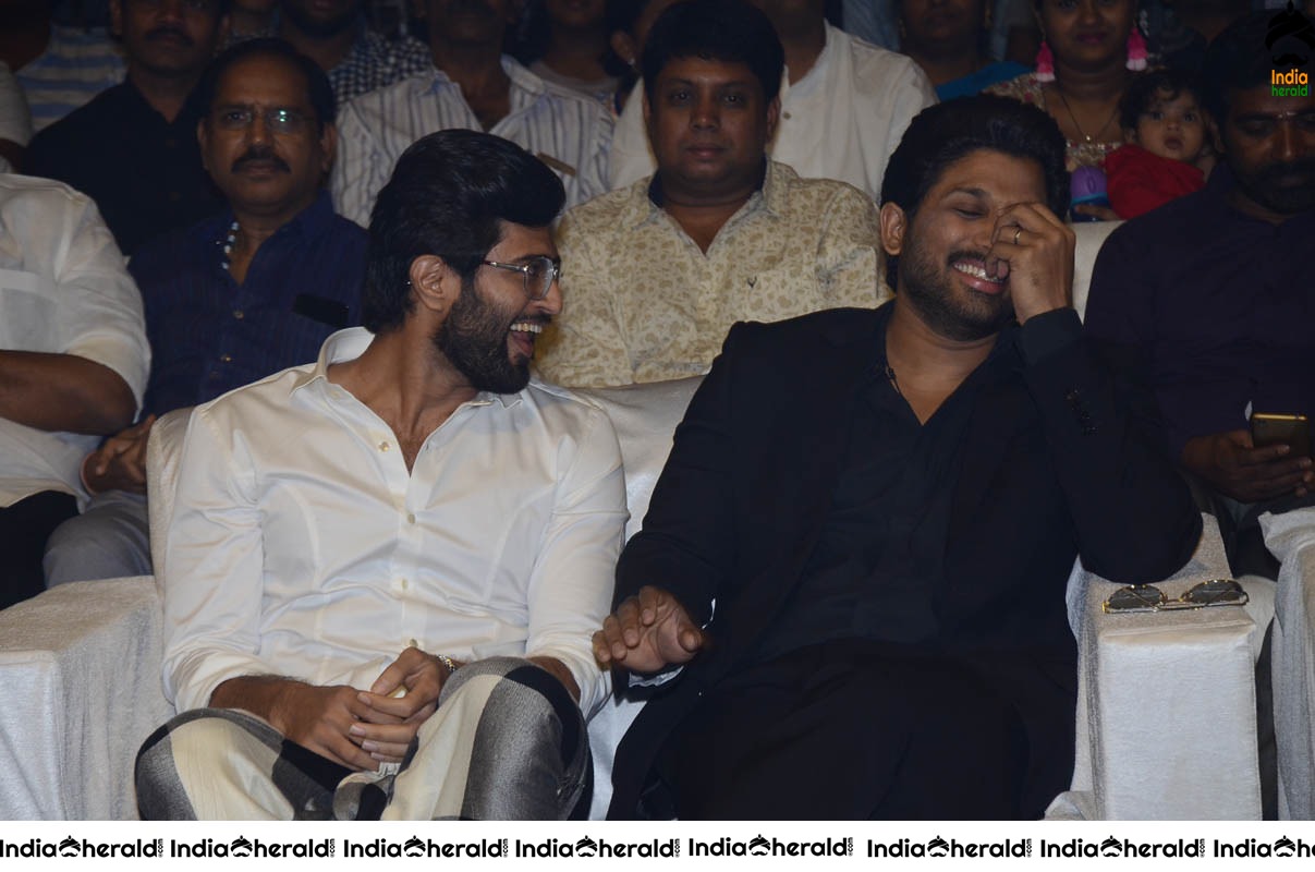 Actors Allu Arjun and Vijay Deverakonda were spotted together Set 2