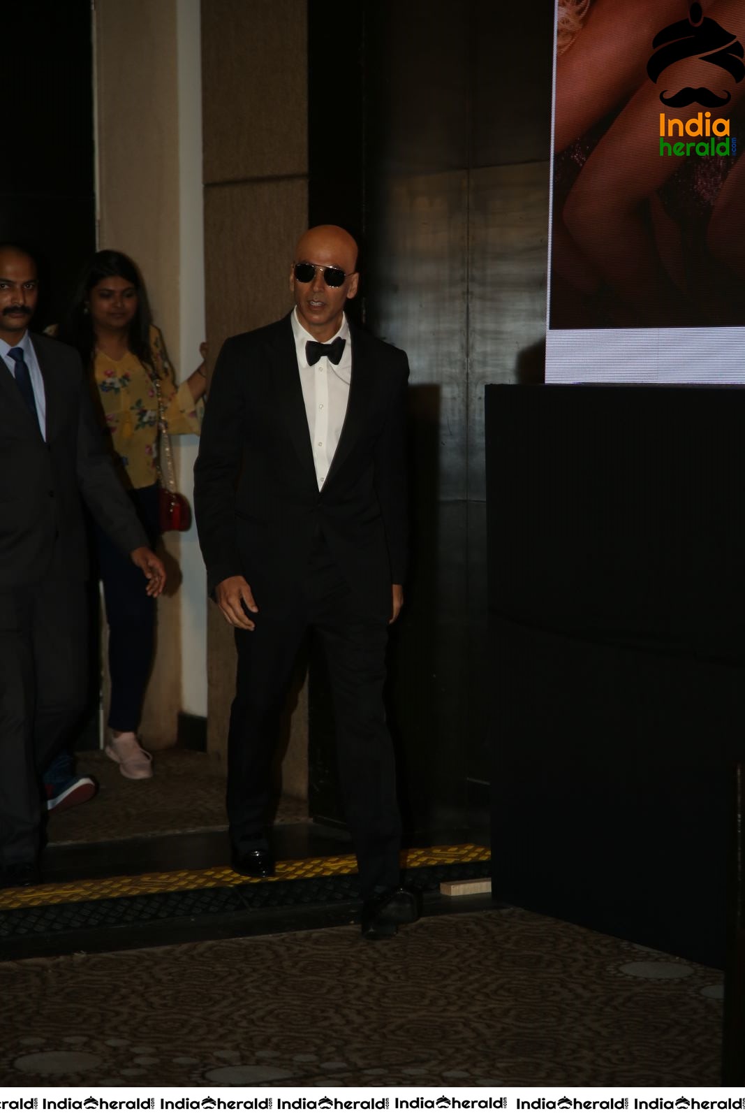 Akshay Kumar seen with Fully Tonsured Head at an event Set 1