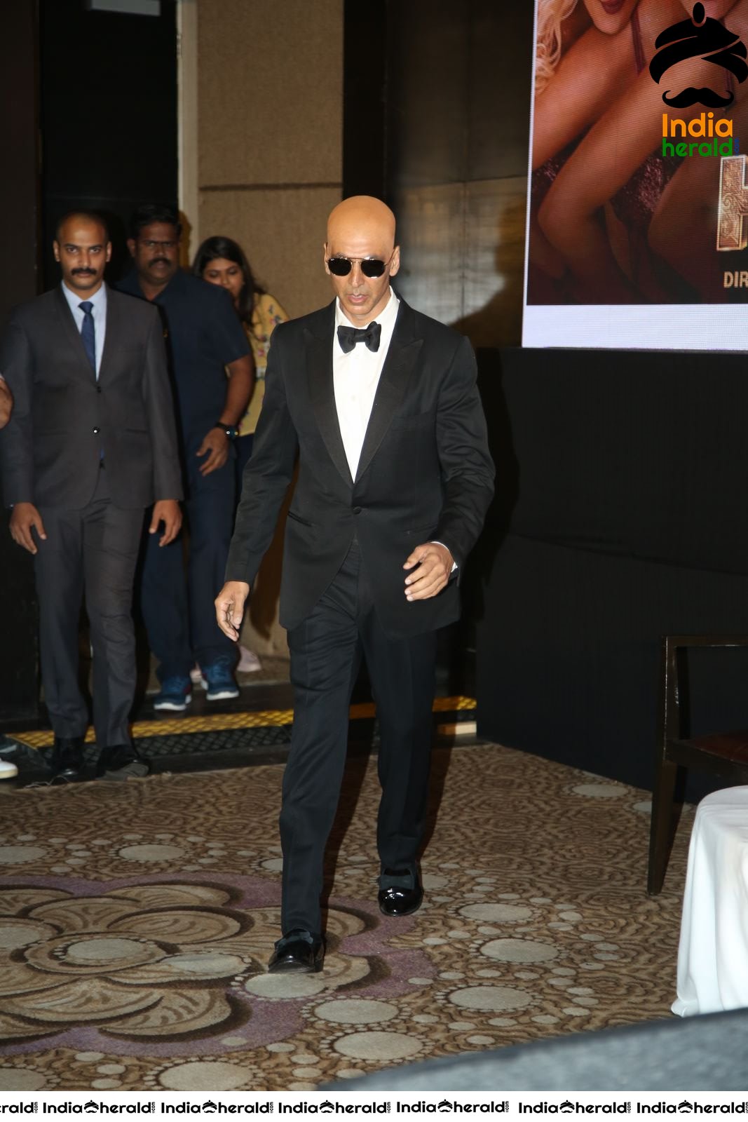 Akshay Kumar seen with Fully Tonsured Head at an event Set 1