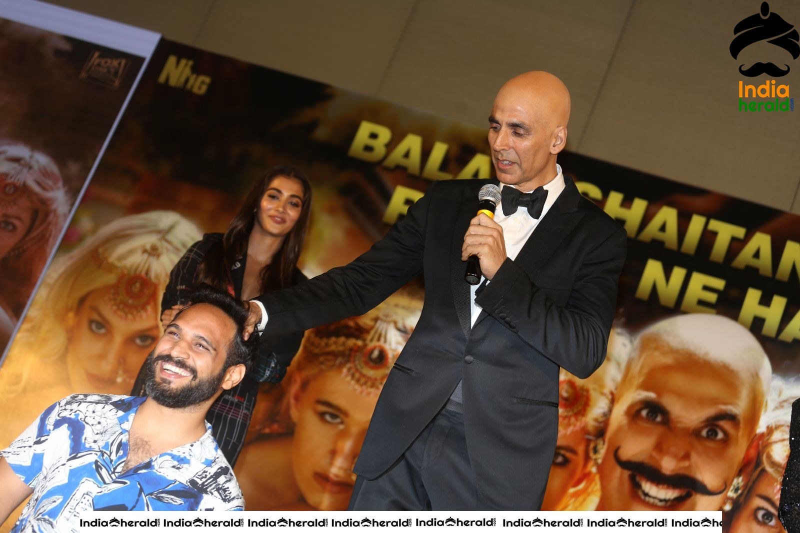Akshay Kumar seen with Fully Tonsured Head at an event Set 1