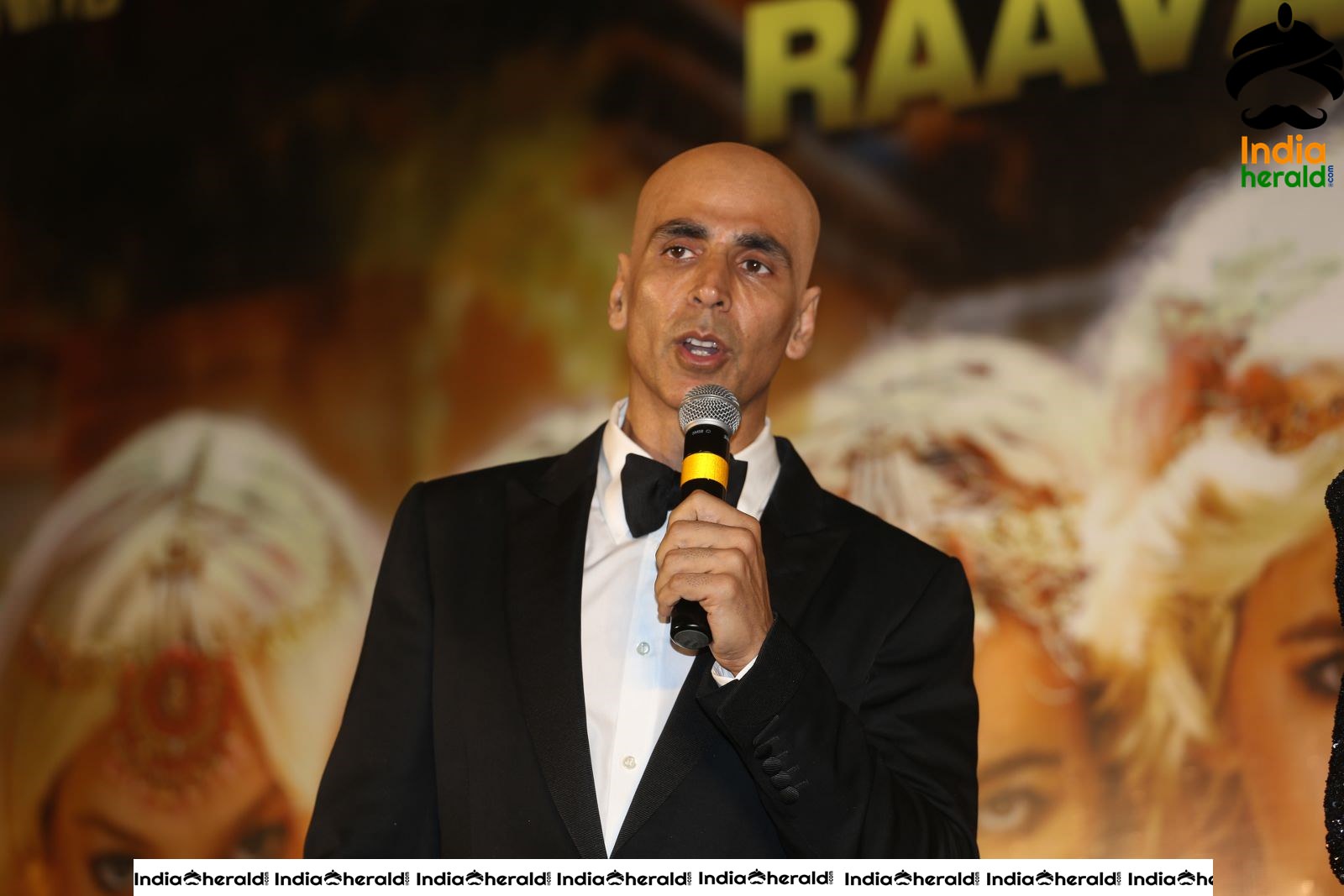 Akshay Kumar seen with Fully Tonsured Head at an event Set 2