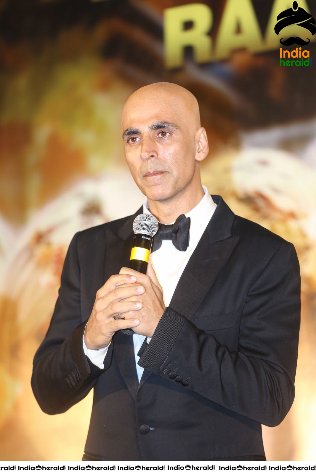 Akshay Kumar seen with Fully Tonsured Head at an event Set 2