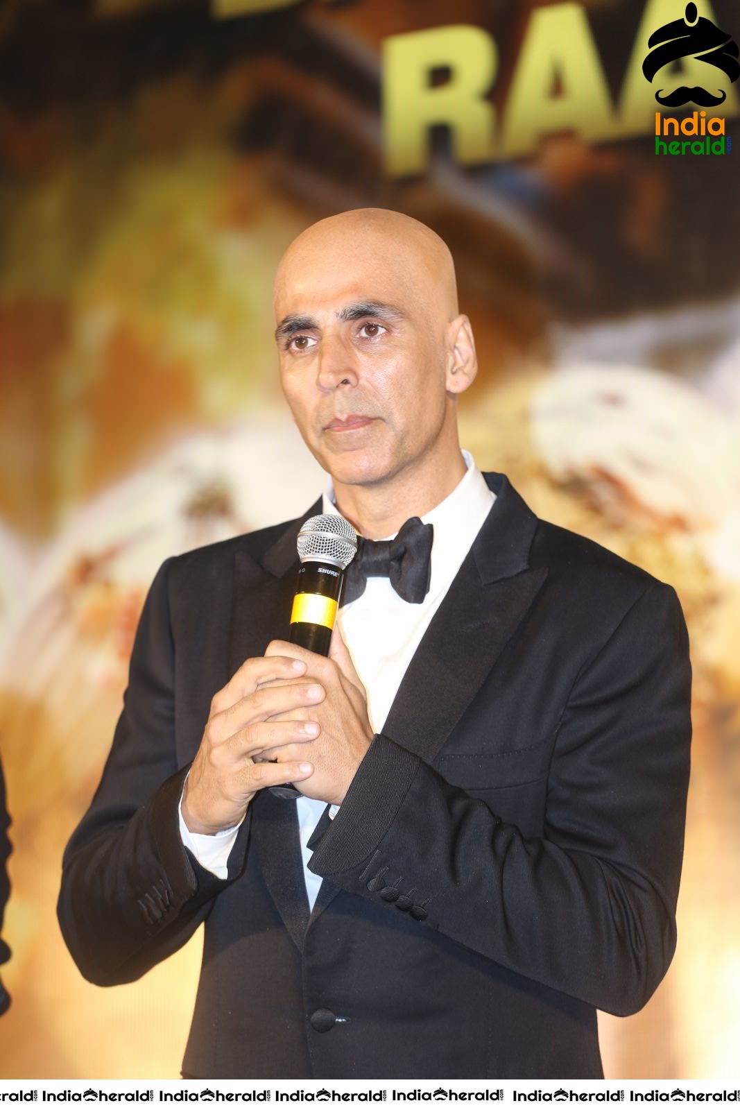 Akshay Kumar seen with Fully Tonsured Head at an event Set 2