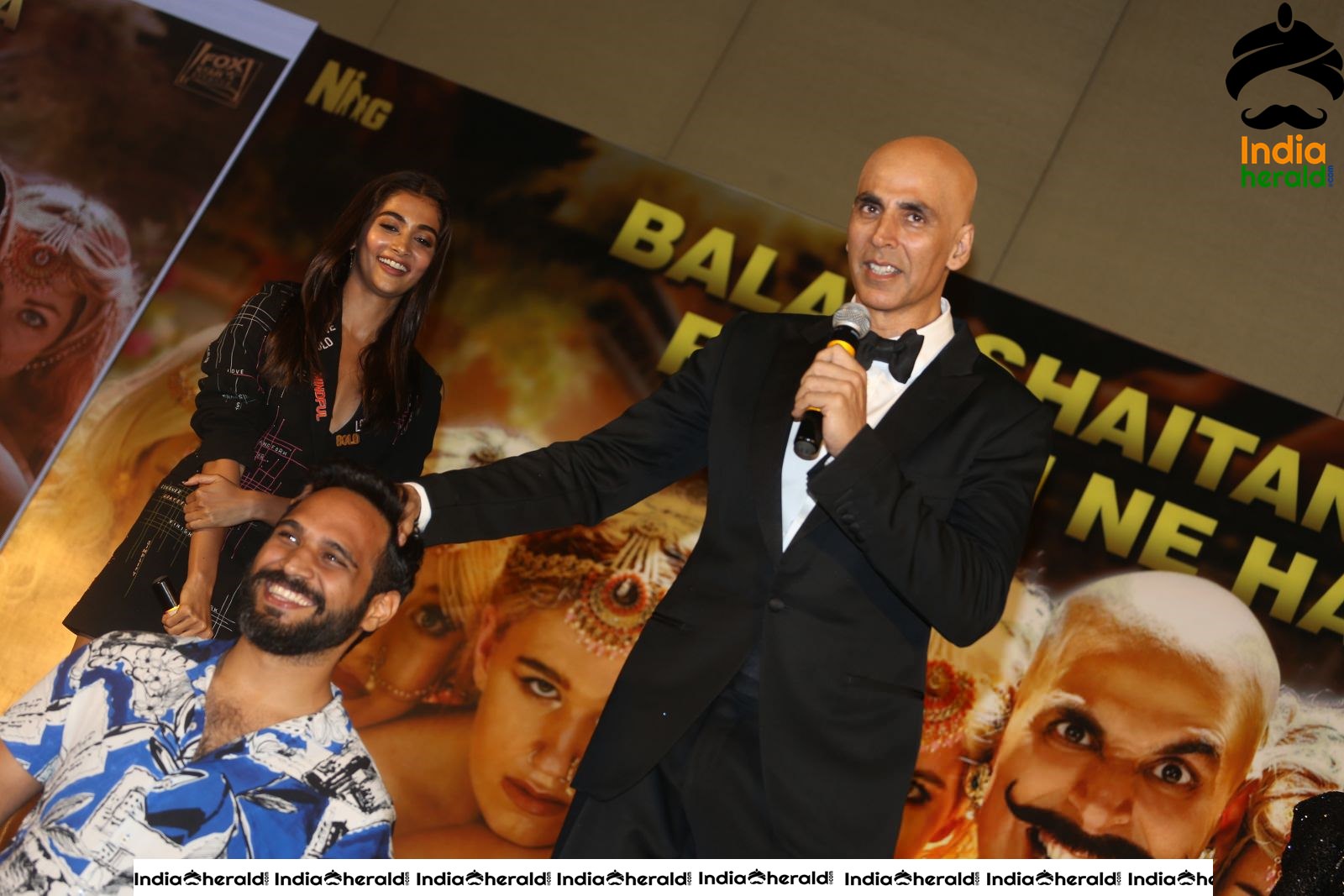 Akshay Kumar seen with Fully Tonsured Head at an event Set 2