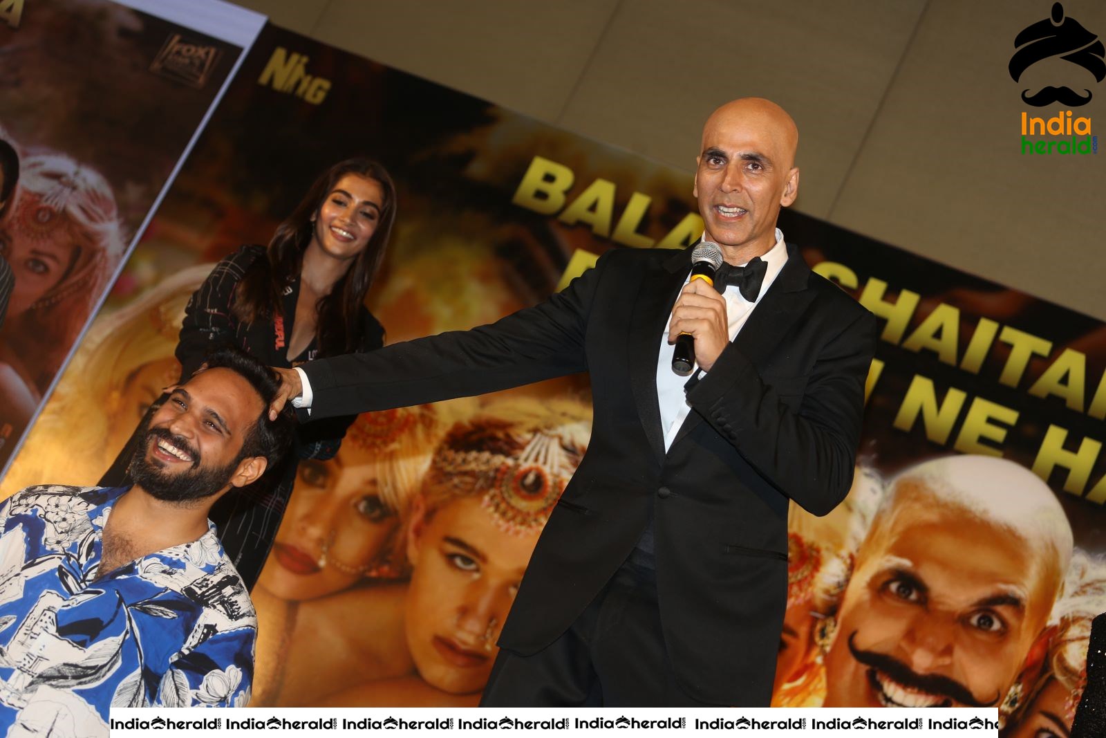 Akshay Kumar seen with Fully Tonsured Head at an event Set 2