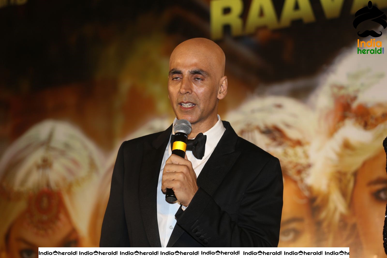 Akshay Kumar seen with Fully Tonsured Head at an event Set 2