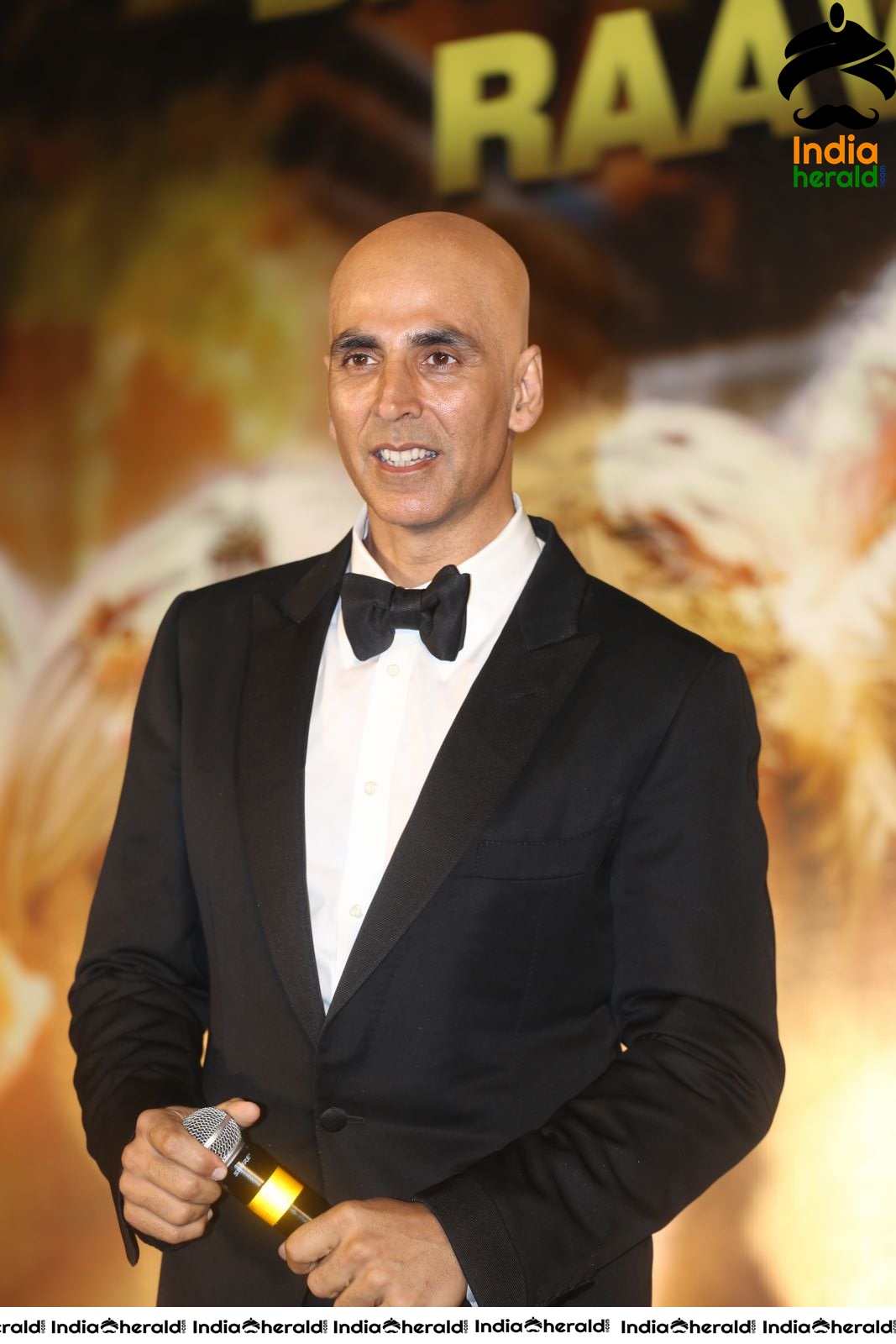 Akshay Kumar seen with Fully Tonsured Head at an event Set 2