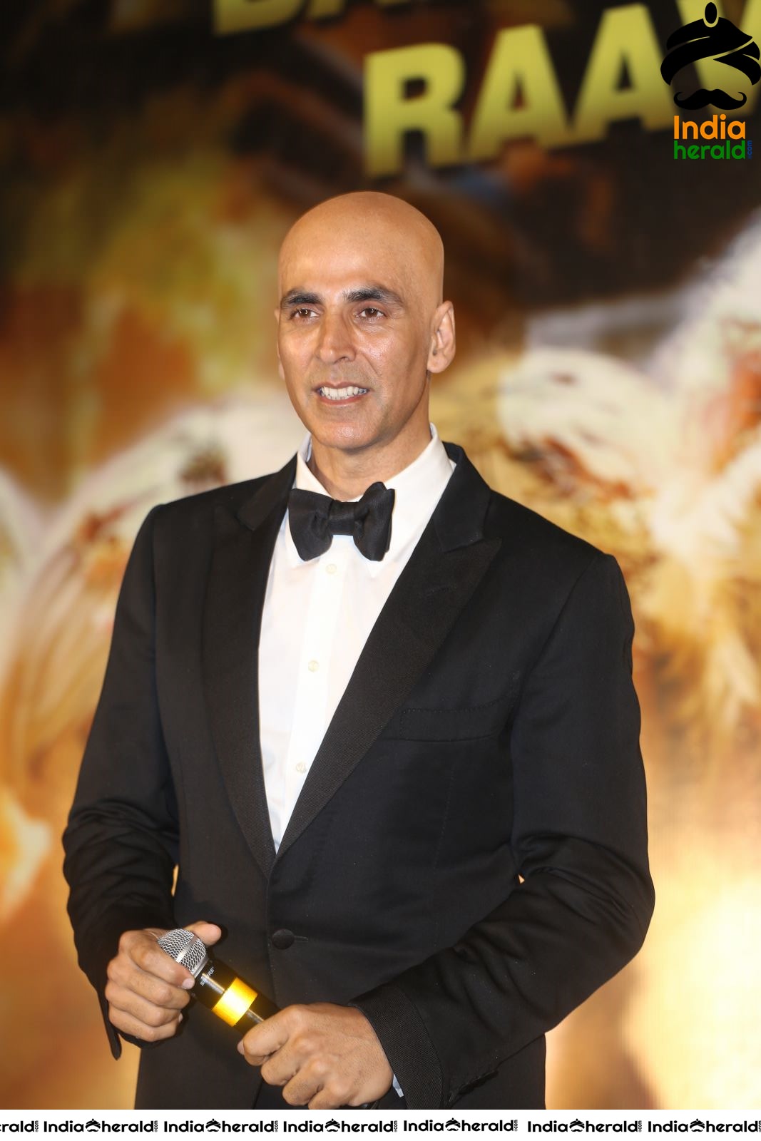 Akshay Kumar seen with Fully Tonsured Head at an event Set 2