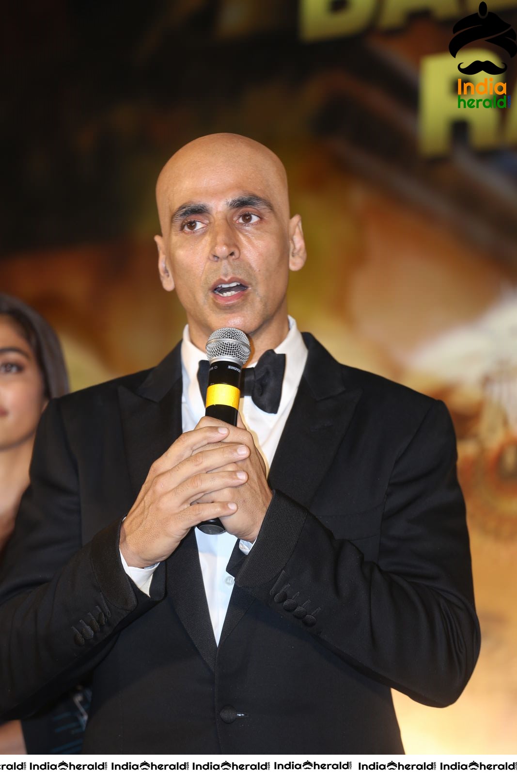 Akshay Kumar seen with Fully Tonsured Head at an event Set 2