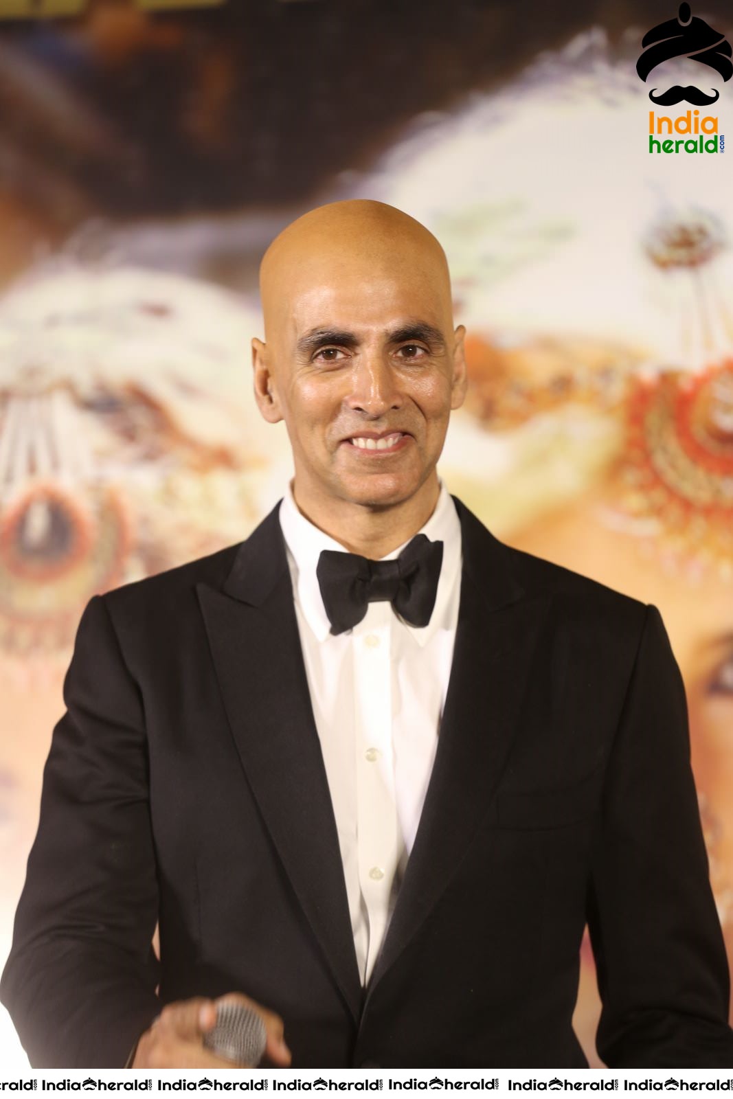 Akshay Kumar seen with Fully Tonsured Head at an event Set 3