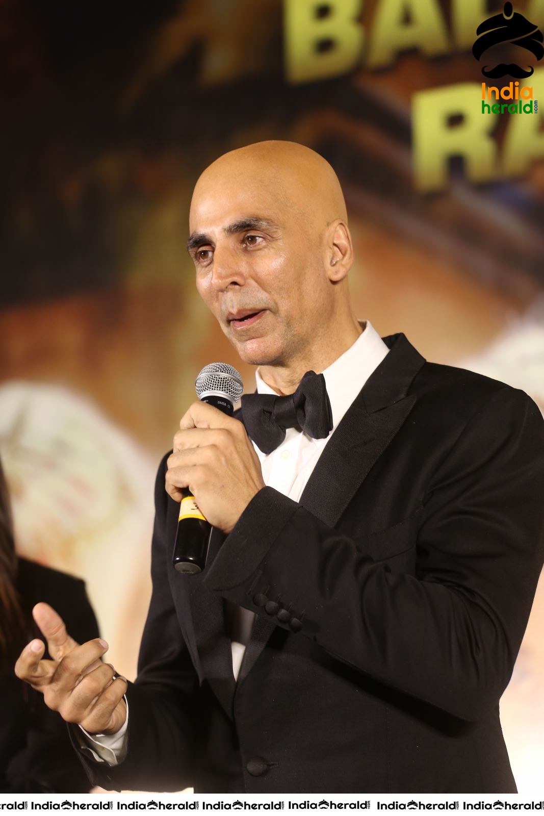 Akshay Kumar seen with Fully Tonsured Head at an event Set 3