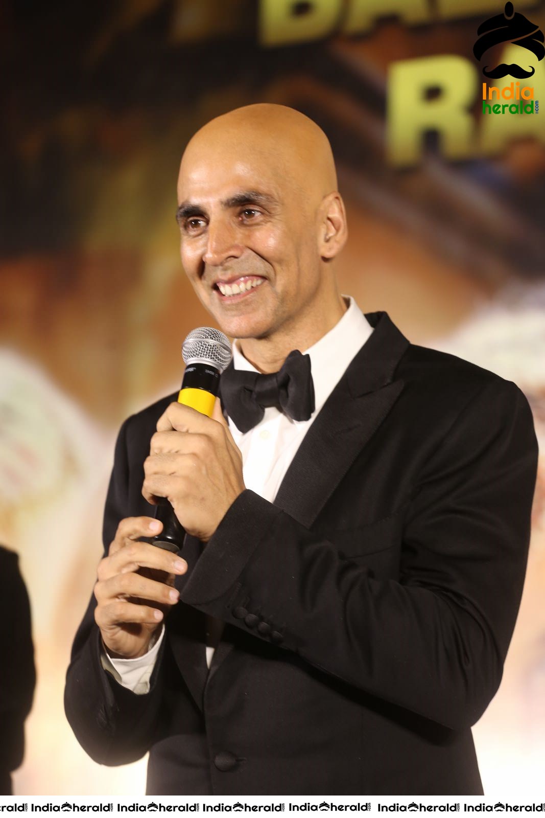 Akshay Kumar seen with Fully Tonsured Head at an event Set 3