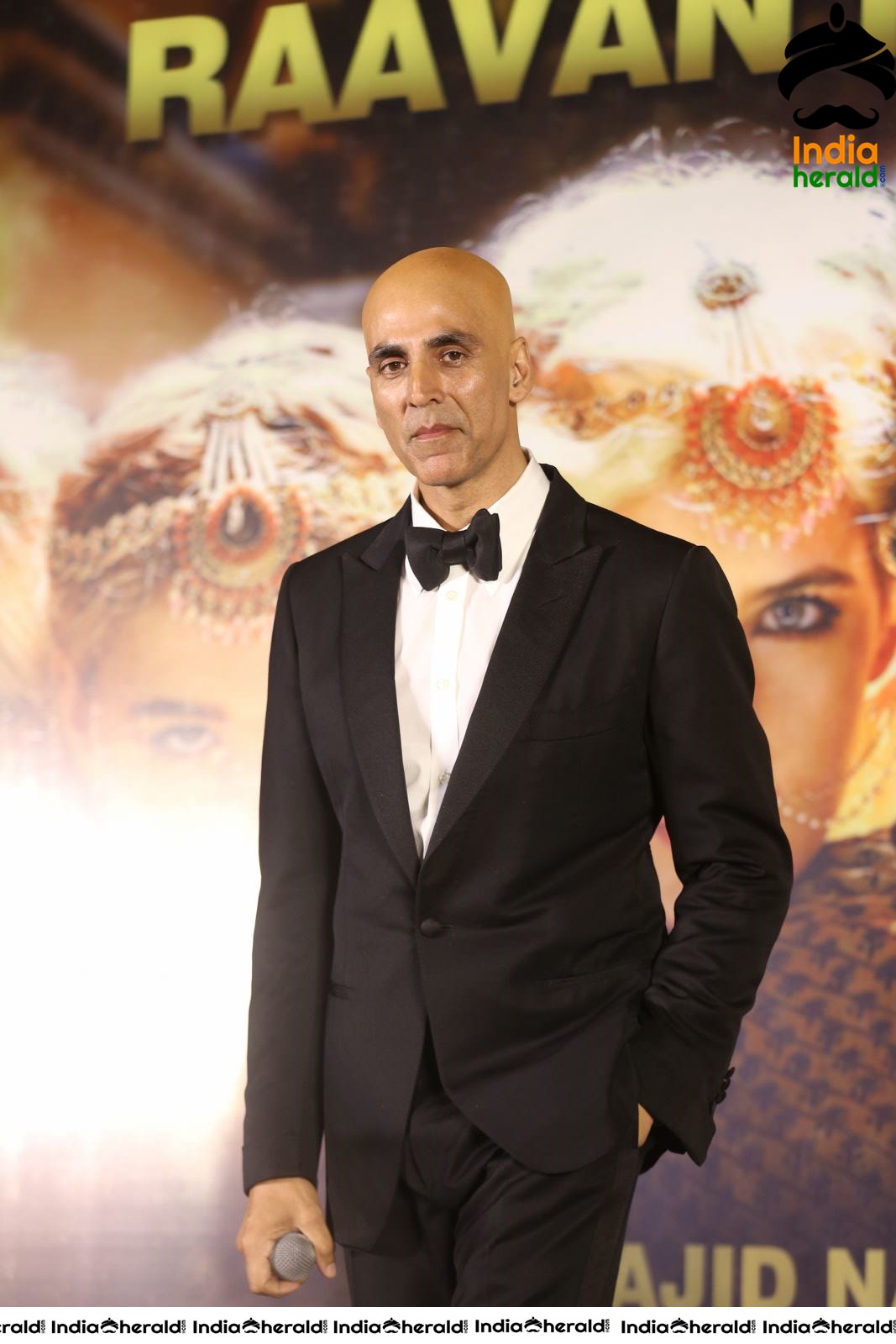 Akshay Kumar seen with Fully Tonsured Head at an event Set 3