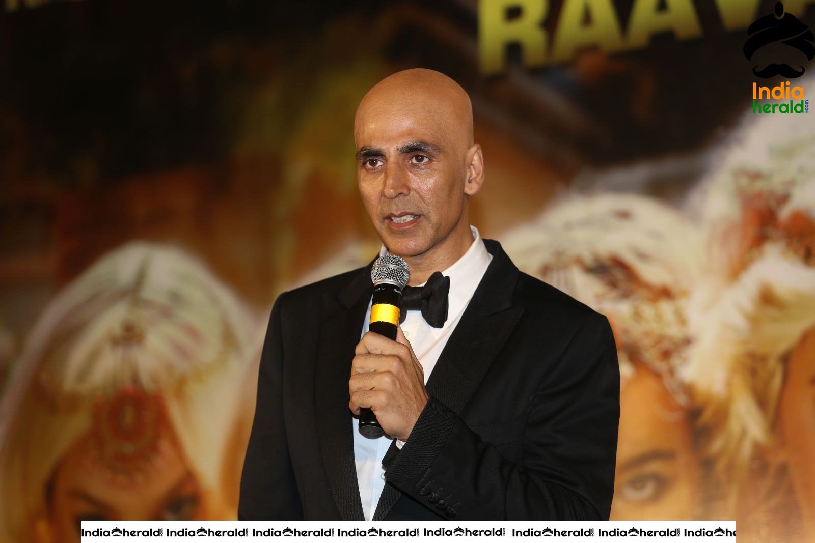 Akshay Kumar seen with Fully Tonsured Head at an event Set 3