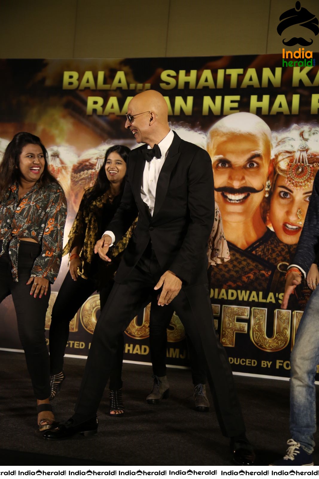 Akshay Kumar seen with Fully Tonsured Head at an event Set 4