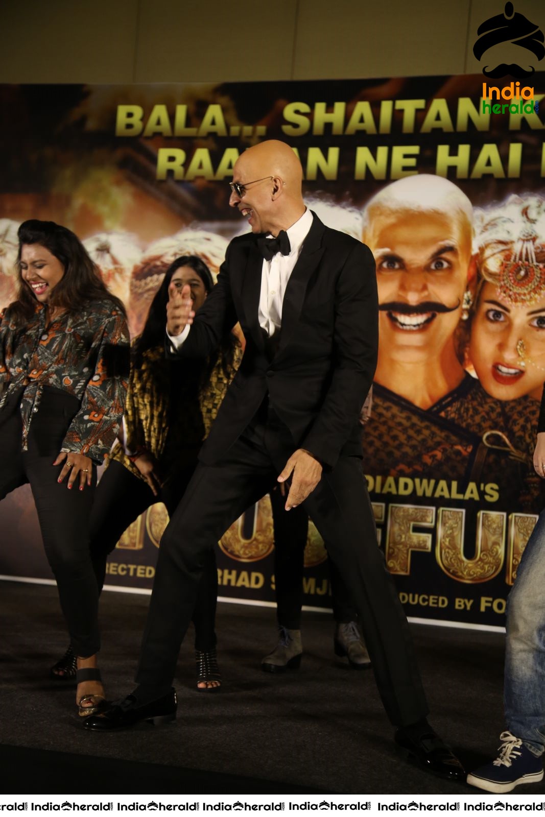 Akshay Kumar seen with Fully Tonsured Head at an event Set 4