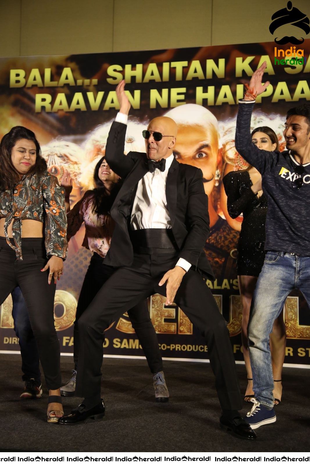 Akshay Kumar seen with Fully Tonsured Head at an event Set 5