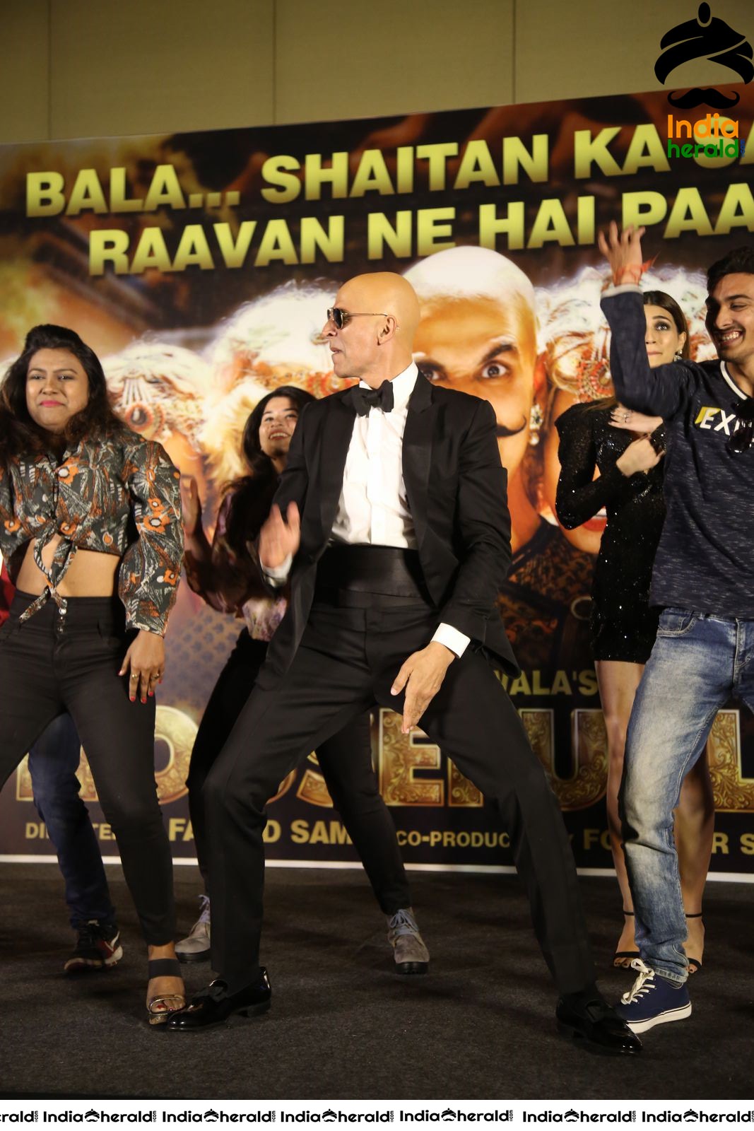Akshay Kumar seen with Fully Tonsured Head at an event Set 5