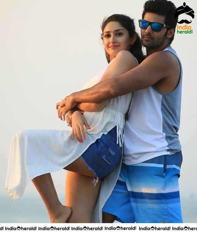 Arya With His Wife Sayyesha On A Romantic Vacation