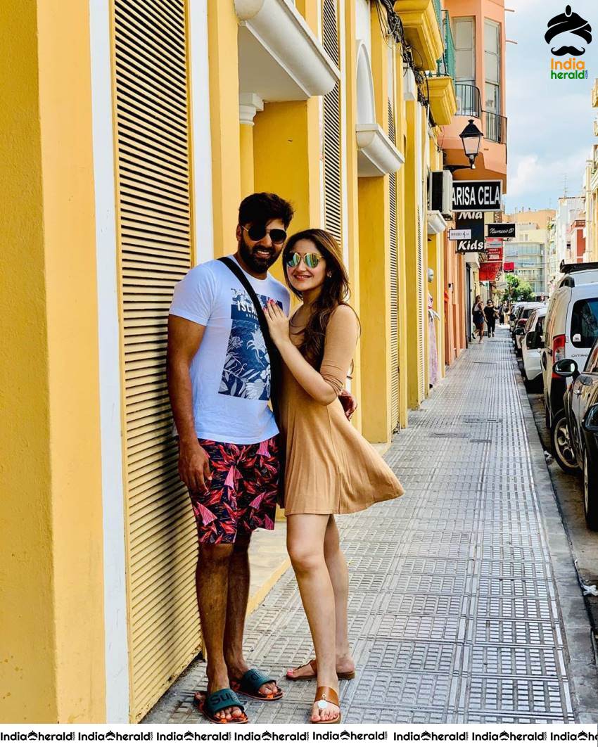 Arya With His Wife Sayyesha On A Romantic Vacation