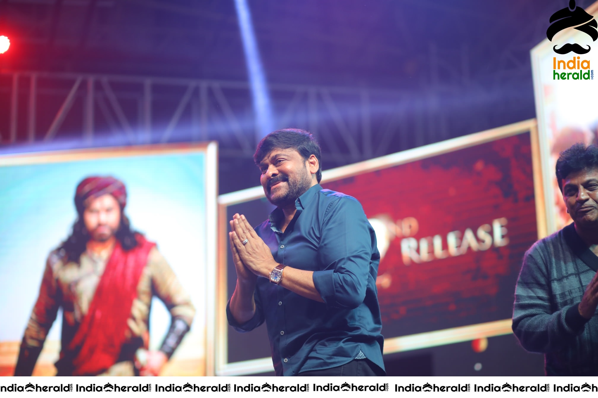 Chiranjeevi Mass Entry in Bengaluru at Sye Raa Event