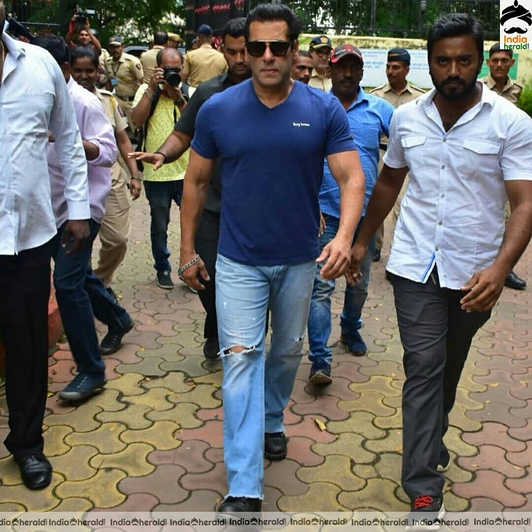 Hottest hunk Sallu Bhai seen outside his residence