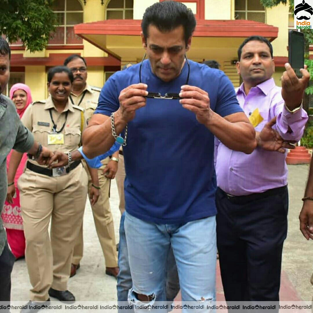 Hottest hunk Sallu Bhai seen outside his residence