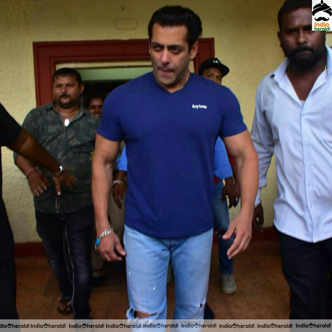 Hottest hunk Sallu Bhai seen outside his residence