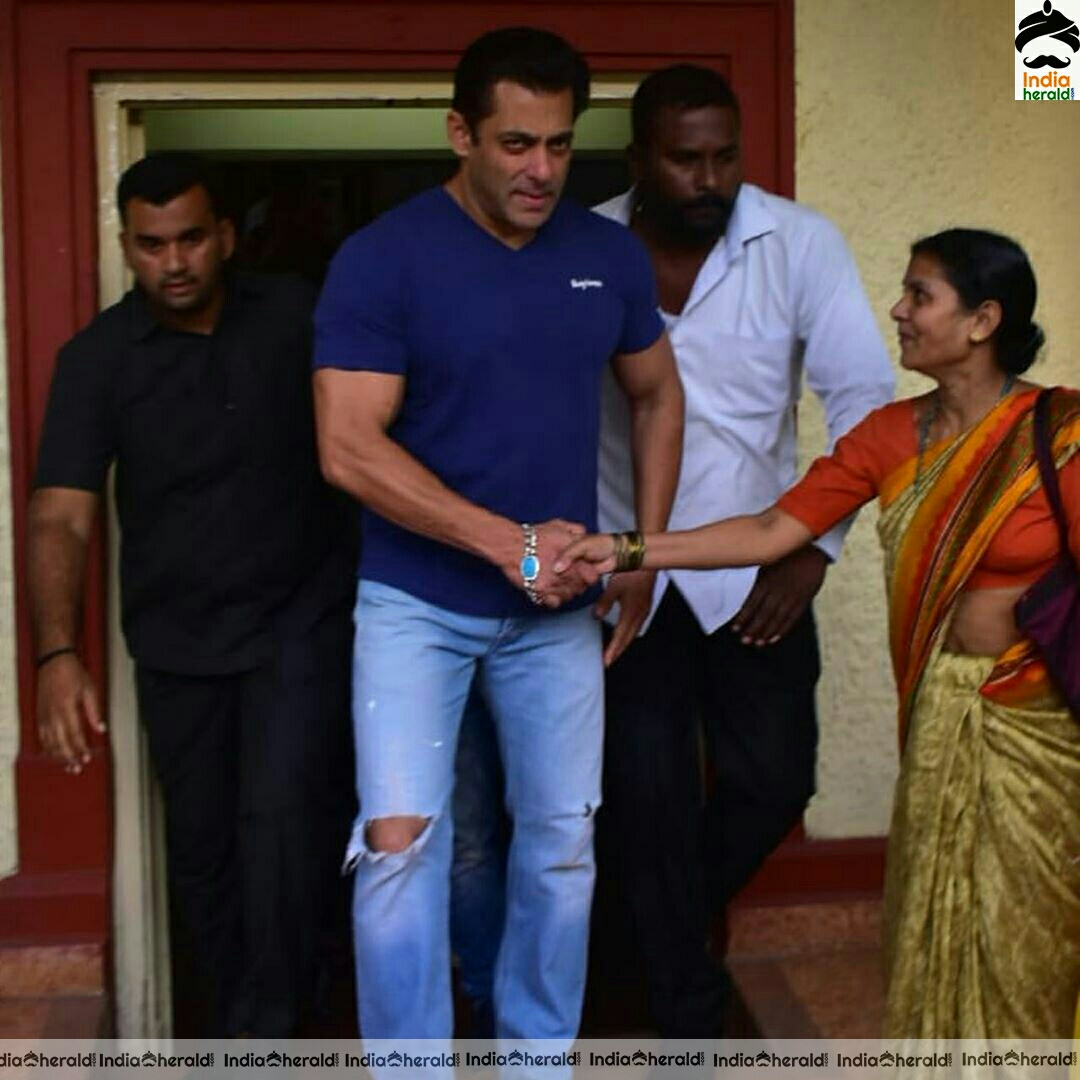 Hottest hunk Sallu Bhai seen outside his residence