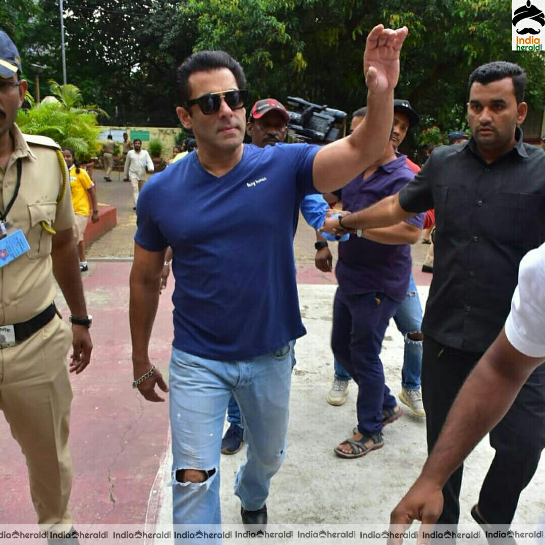 Hottest hunk Sallu Bhai seen outside his residence
