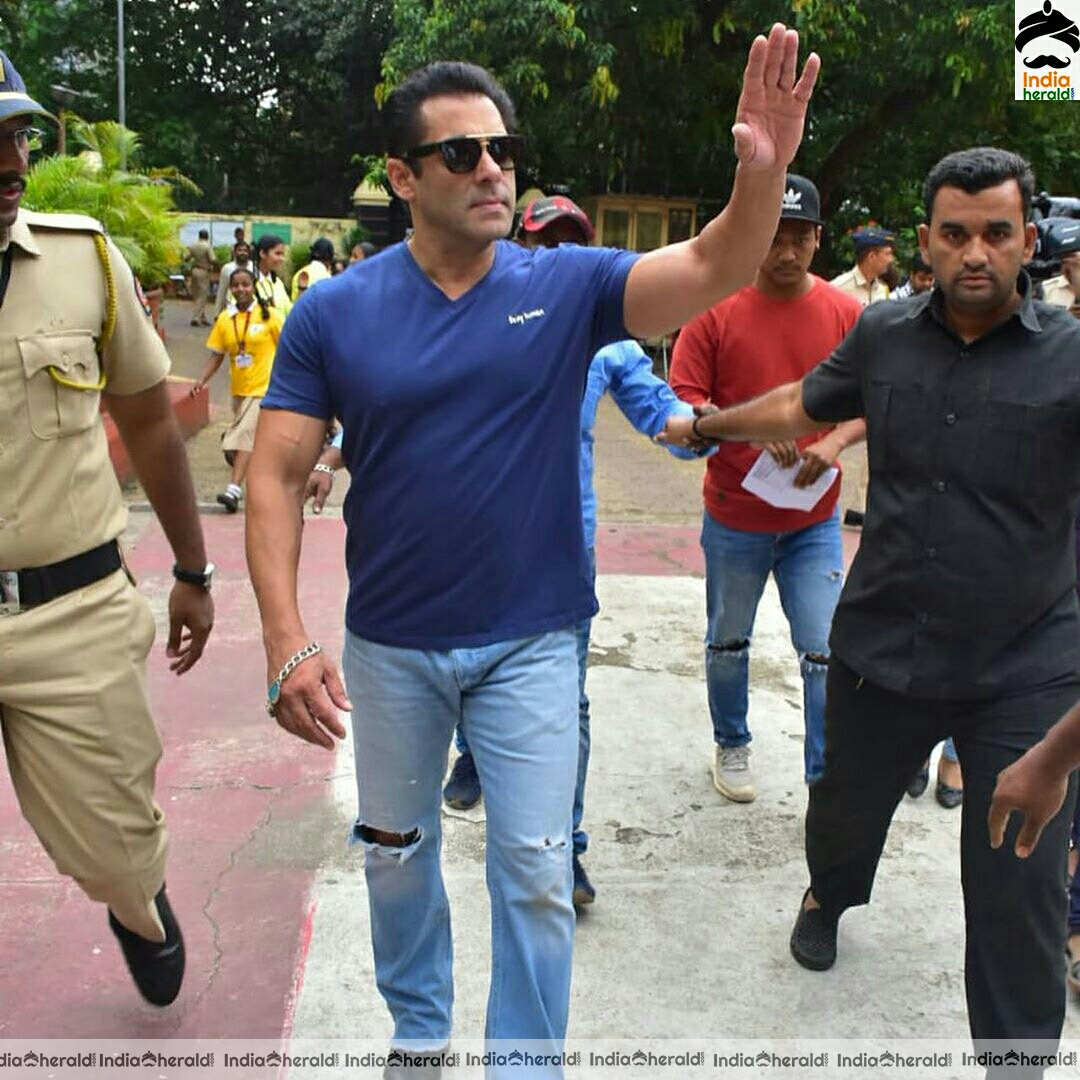 Hottest hunk Sallu Bhai seen outside his residence