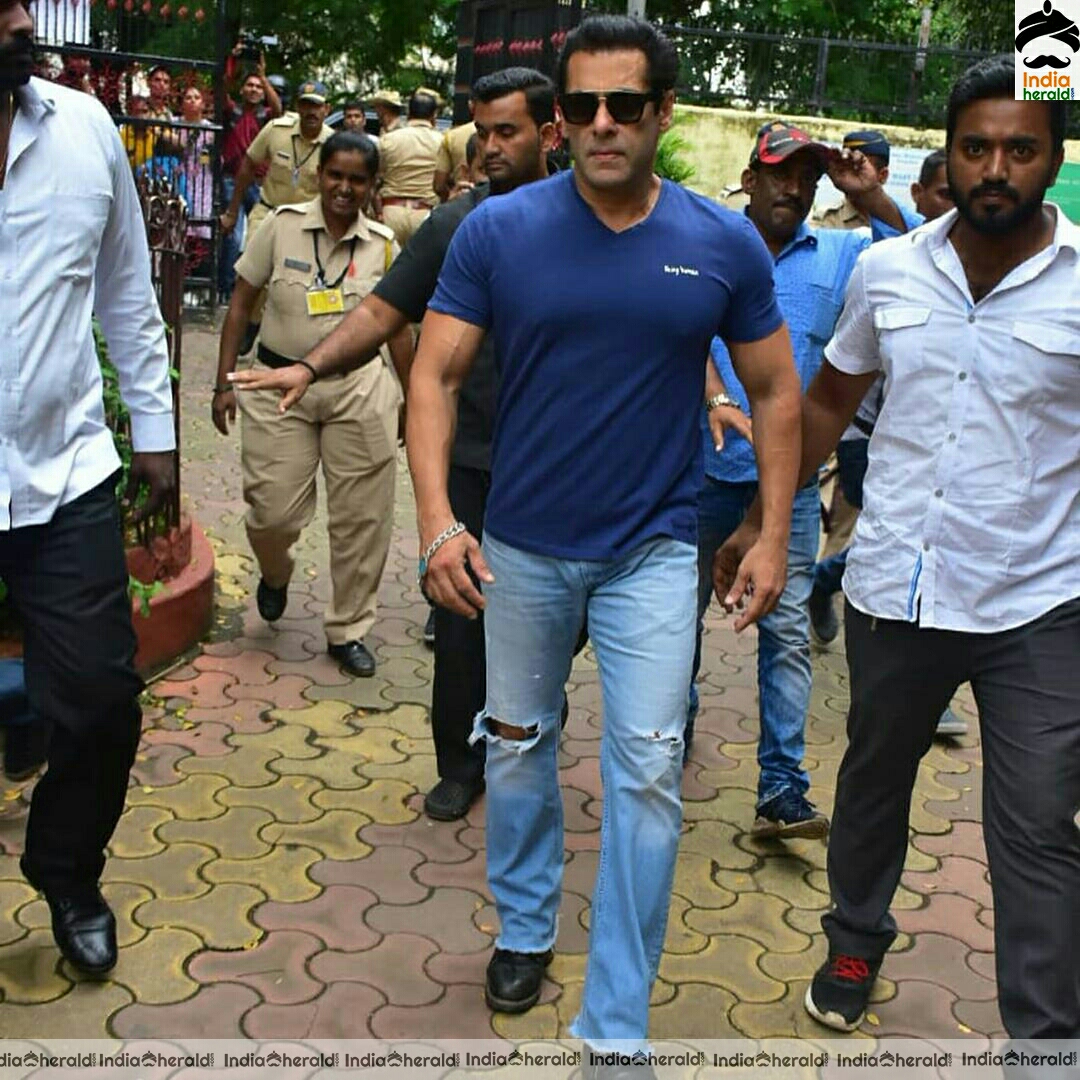 Hottest hunk Sallu Bhai seen outside his residence