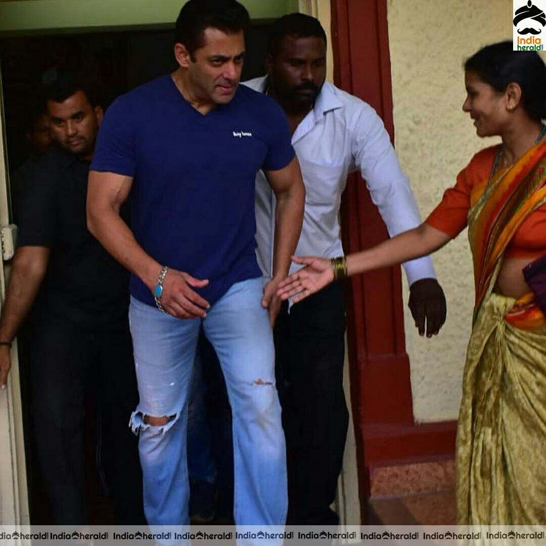 Hottest hunk Sallu Bhai seen outside his residence