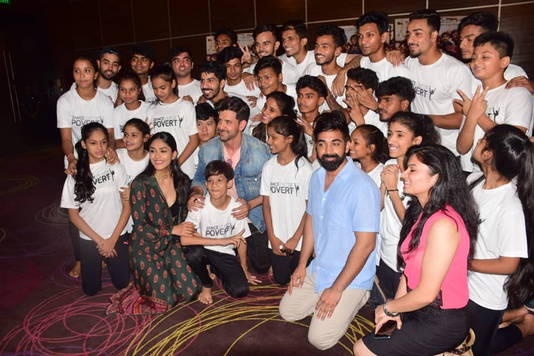 Hrithik Roshan And Mrunal Thakur Promoting Super 30 Movie With Dance School Kids